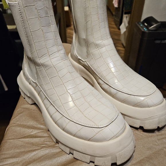 Pretty Little Thing Cream Pu Croc Chunky Sole Chelsea Ankle Boots - Picture 7 of 8